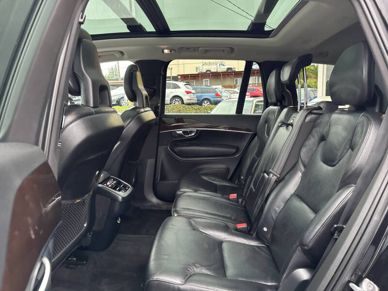 2016 Volvo XC90 T6 Momentum