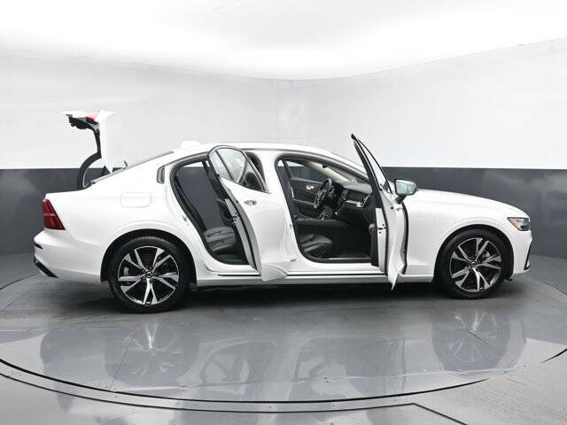 2024 Volvo S60 B5 Core Dark Theme