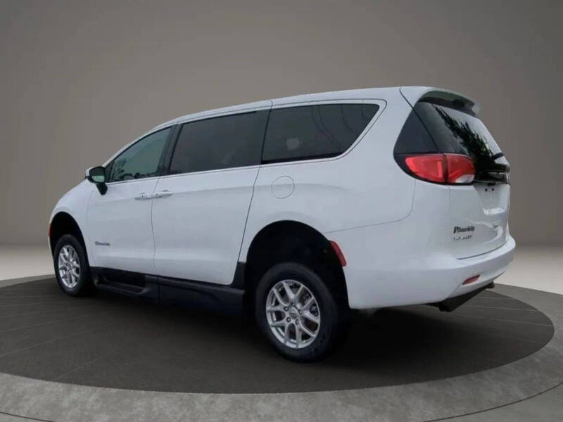 2023 Chrysler Voyager LX
