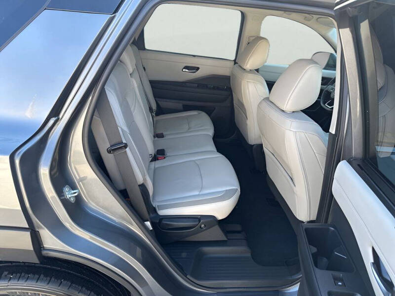 2025 Nissan Pathfinder SL