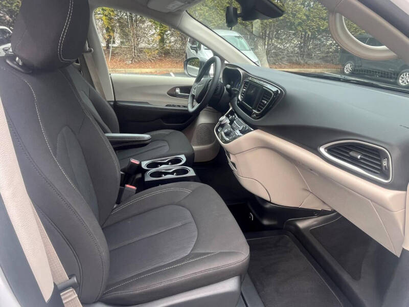 2024 Chrysler Voyager LX