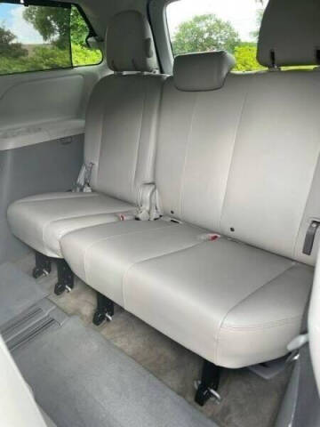 2013 Toyota Sienna XLE 7-Passenger Auto Access Seat
