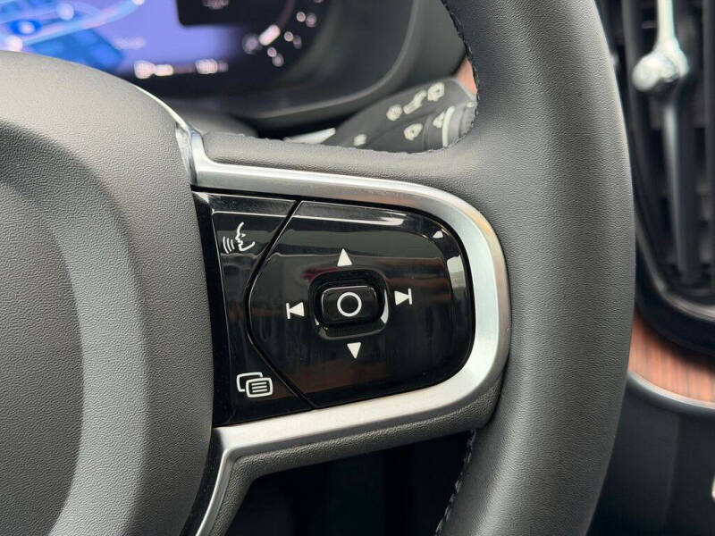 2023 Volvo XC60 B5 Plus Dark Theme