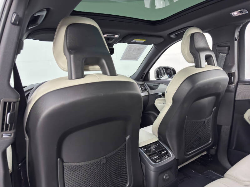 2022 Volvo XC90 Recharge T8 R-Design