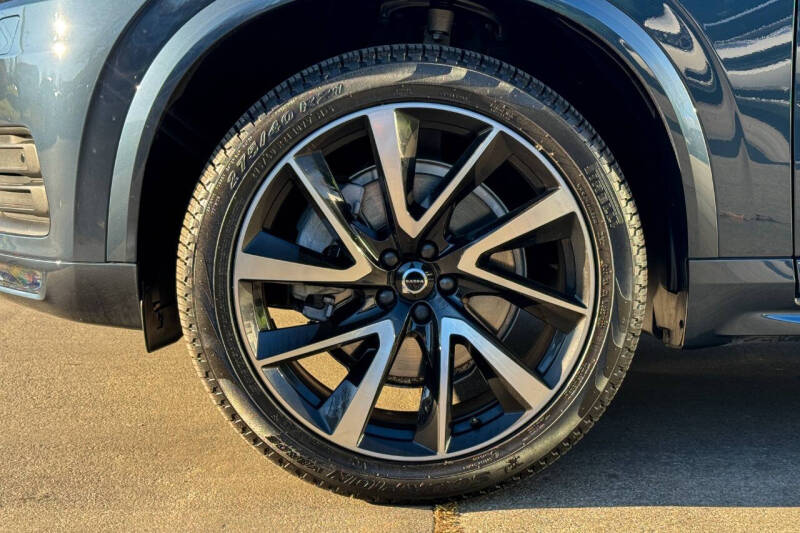 2022 Volvo XC90 T6 Momentum 6-Passenger