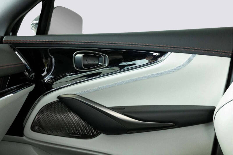 2025 Aston Martin DBX 707