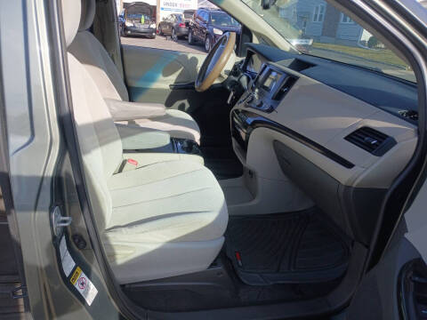 2011 Toyota Sienna LE 7-Passenger