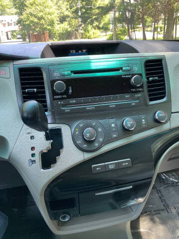 2011 Toyota Sienna LE 8-Passenger