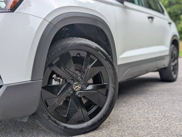 2025 Volkswagen Taos SE Black