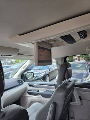 2012 Volkswagen Routan SE