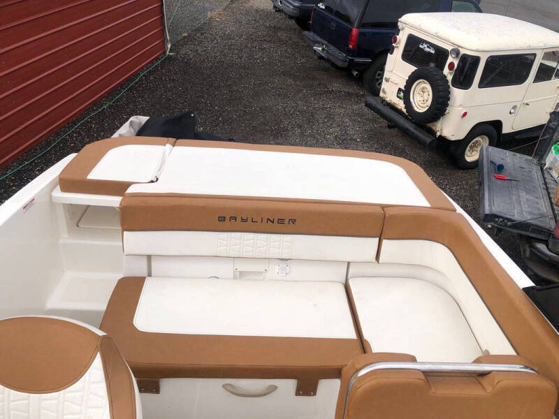 2022 Bayliner VR5 Bowrider