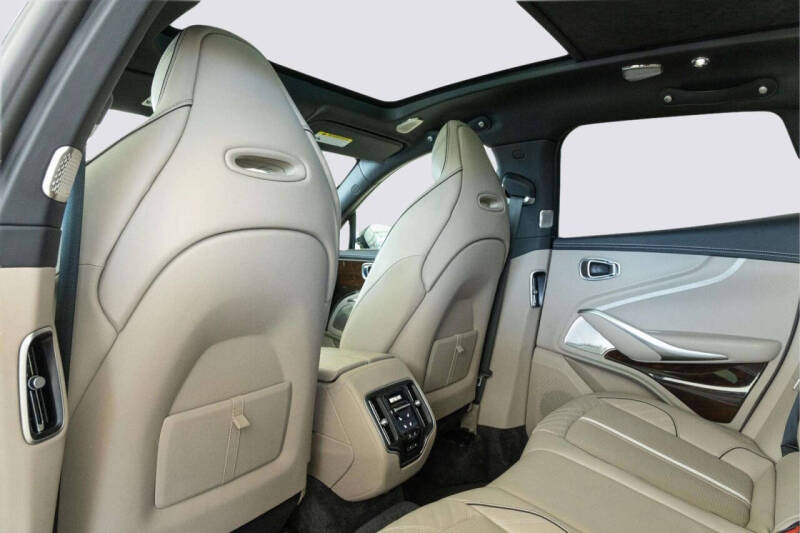 2025 Aston Martin DBX 707
