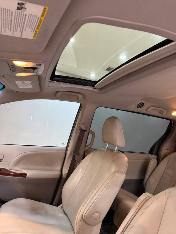 2014 Toyota Sienna XLE 8-Passenger