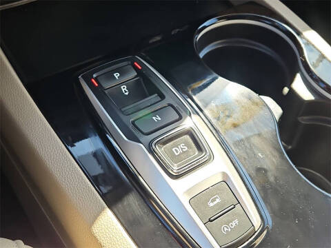 2022 Honda Pilot Touring w/Rear Captain's Chairs