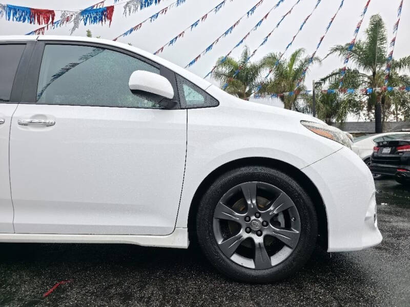 2016 Toyota Sienna SE 8-Passenger