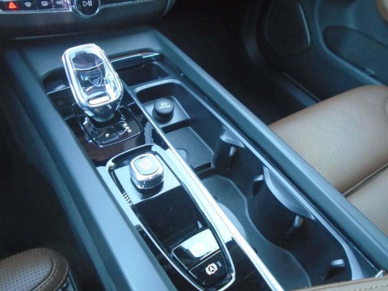 2024 Volvo XC60 Recharge T8 Ultimate Dark Theme