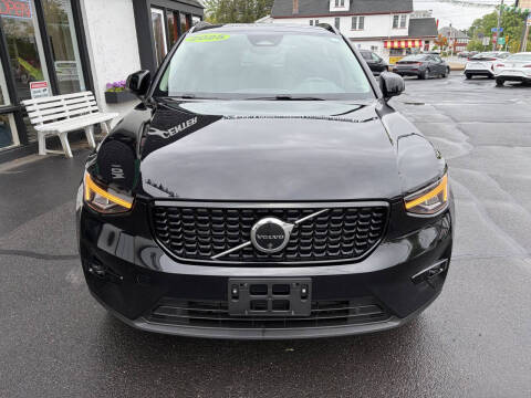 2025 Volvo XC40 B5 Plus Dark Theme