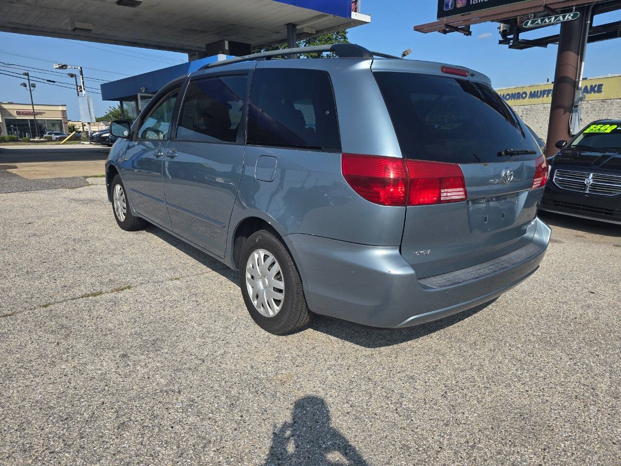 2005 Toyota Sienna for sale at QUEENSGATE AUTO SALES in York, PA