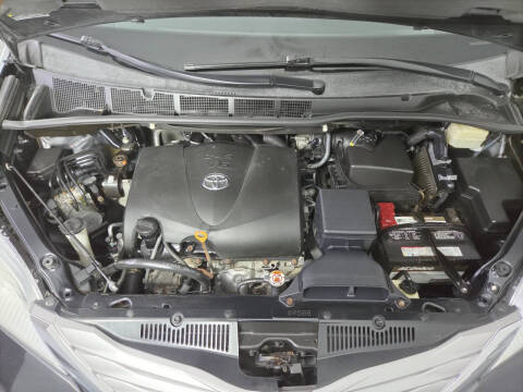 2017 Toyota Sienna XLE 7-Passenger Auto Access Seat