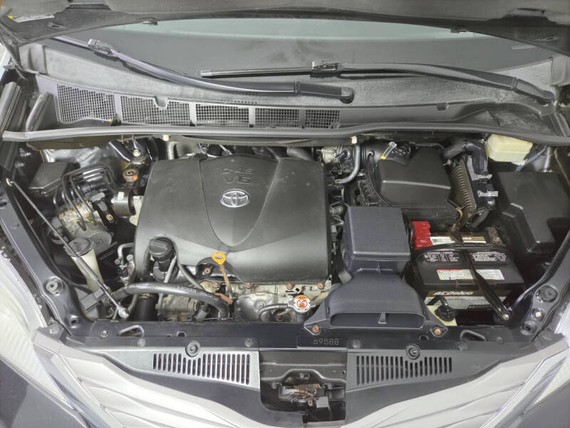 2017 Toyota Sienna XLE 7-Passenger Auto Access Seat