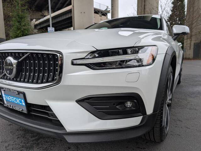 2025 Volvo V60 Cross Country B5 Plus