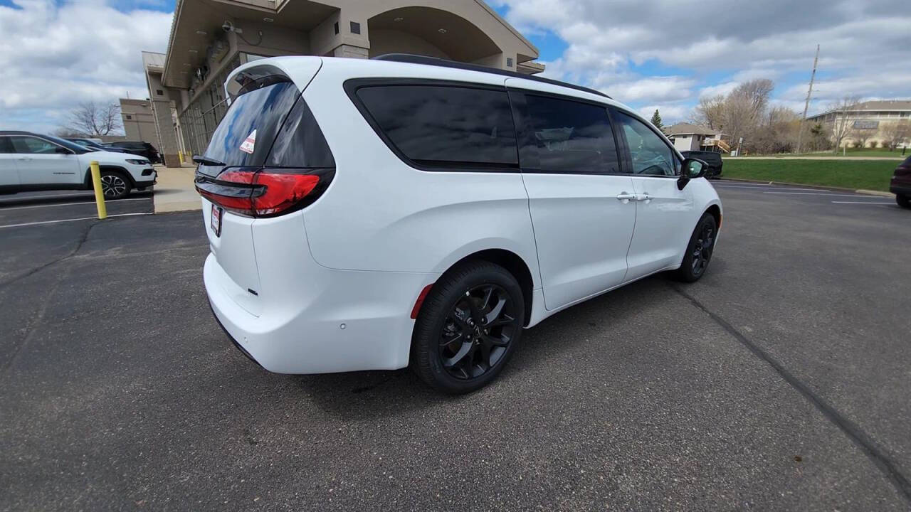 2024 Chrysler Pacifica for sale at Victoria Auto Sales in Victoria, MN