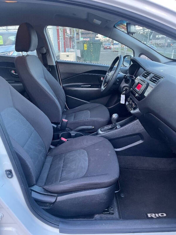 2016 Kia Rio 5-Door LX