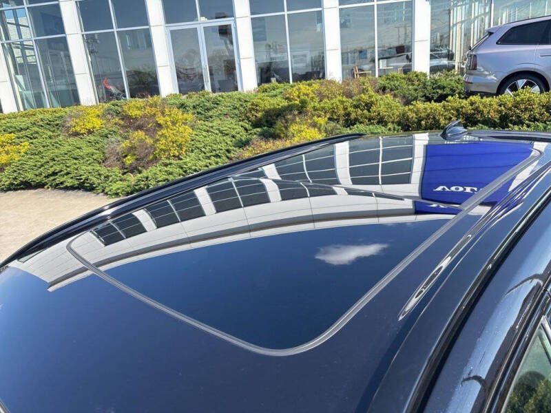 2024 Volvo XC60 Recharge T8 Ultimate Dark Theme