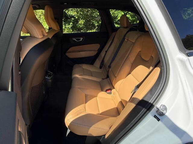 2023 Volvo XC60 B6 Ultimate Dark Theme
