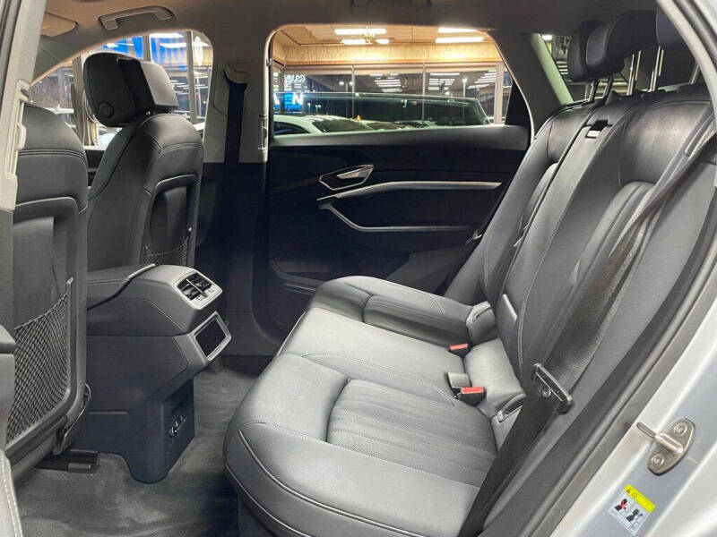 2022 Audi e-tron quattro Premium Plus