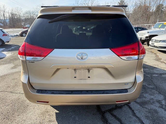 2013 Toyota Sienna LE 8-Passenger