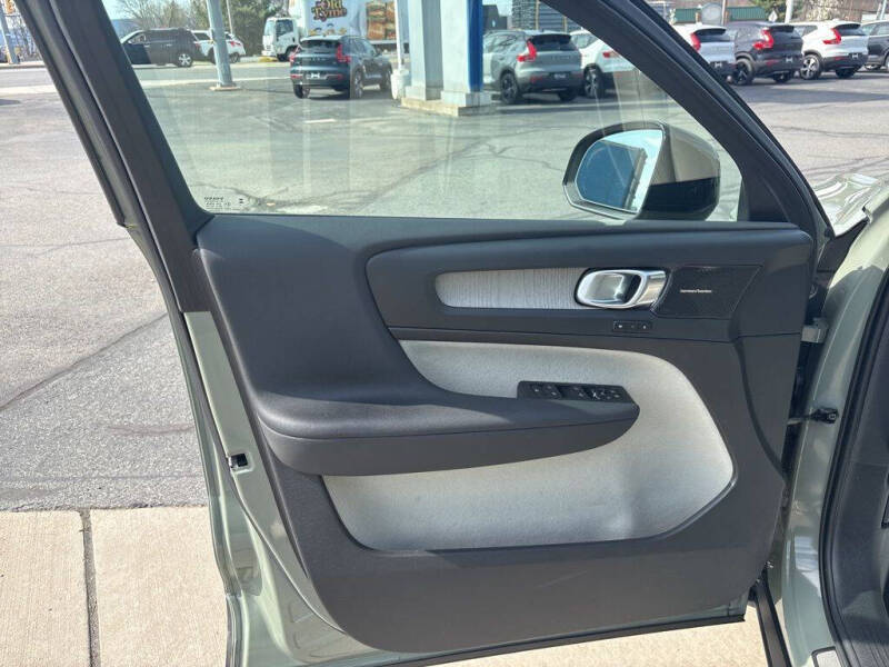 2023 Volvo XC40 B5 Ultimate Dark Theme