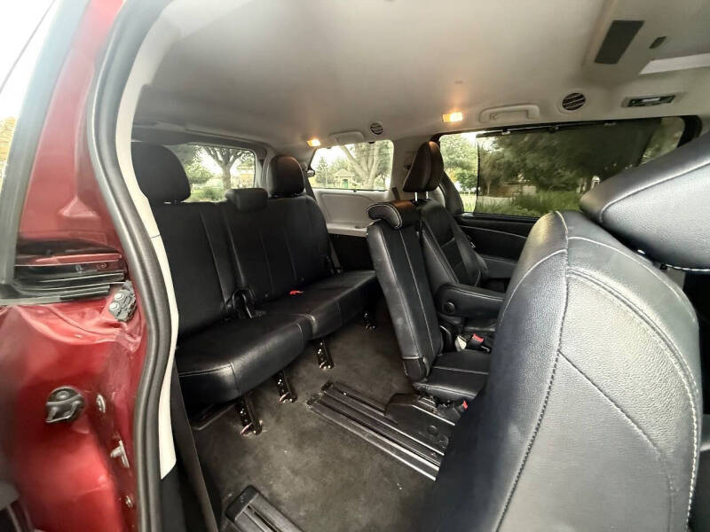 2017 Toyota Sienna SE Premium 8-Passenger