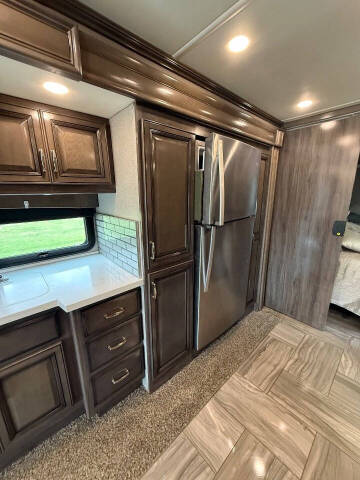 2019 Freightliner XCM Chassis