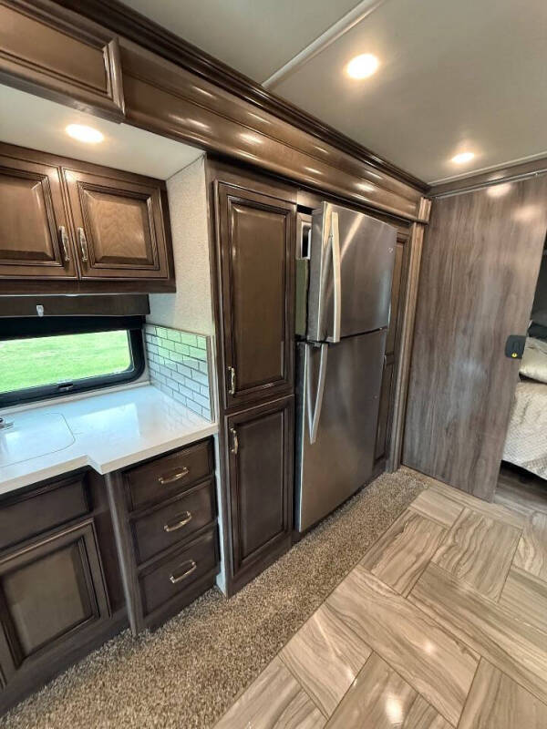 2019 Freightliner XCM Chassis