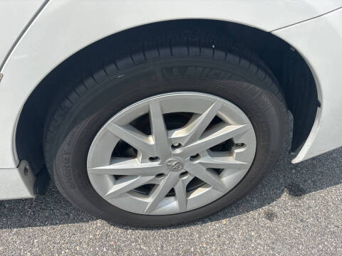 2014 Toyota Prius v Five