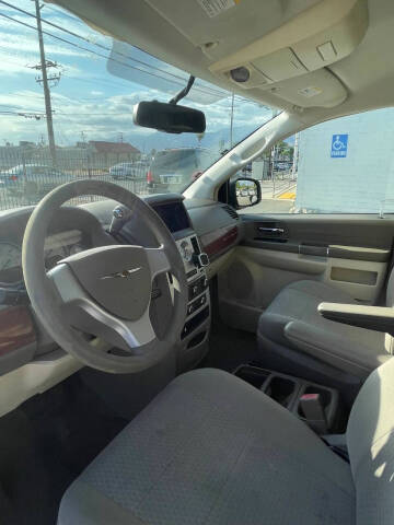 2009 Chrysler Town and Country LX