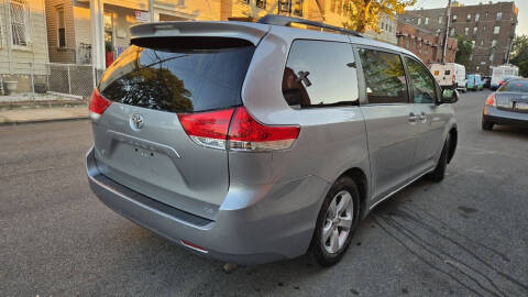 2014 Toyota Sienna LE 7-Passenger Auto Access Seat