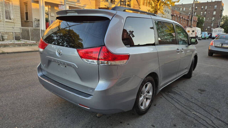 2014 Toyota Sienna LE 7-Passenger Auto Access Seat