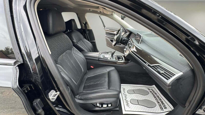 2022 BMW 7 Series 740i