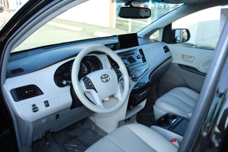2013 Toyota Sienna LE 7-Passenger