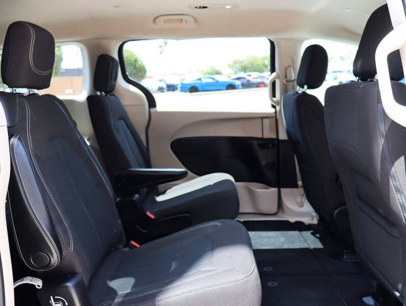 2021 Chrysler Voyager LX