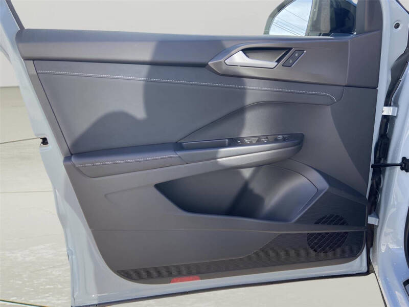 2025 Volkswagen Taos SE Black 4Motion