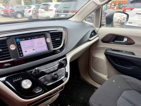 2023 Chrysler Voyager LX