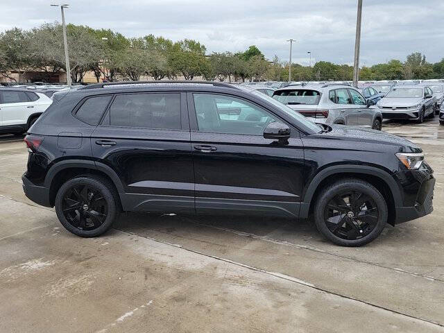 2025 Volkswagen Taos SE Black