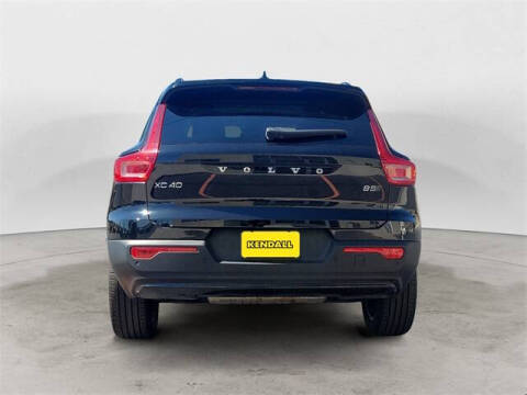 2023 Volvo XC40 B5 Plus Dark Theme