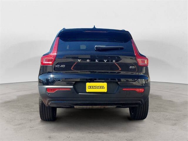 2023 Volvo XC40 B5 Plus Dark Theme