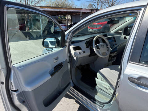 2012 Toyota Sienna LE 8-Passenger