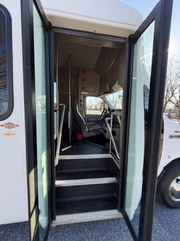 2021 Ford E-450 28 Passenger