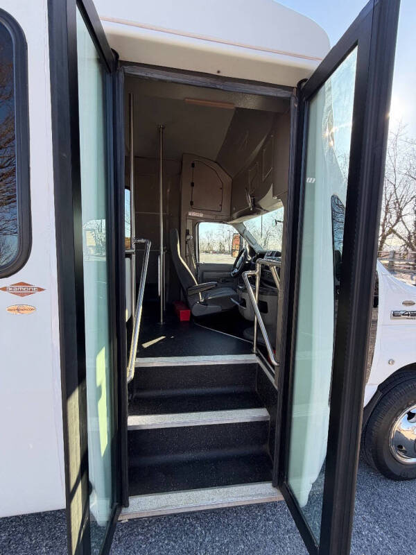 2021 Ford E-450 28 Passenger